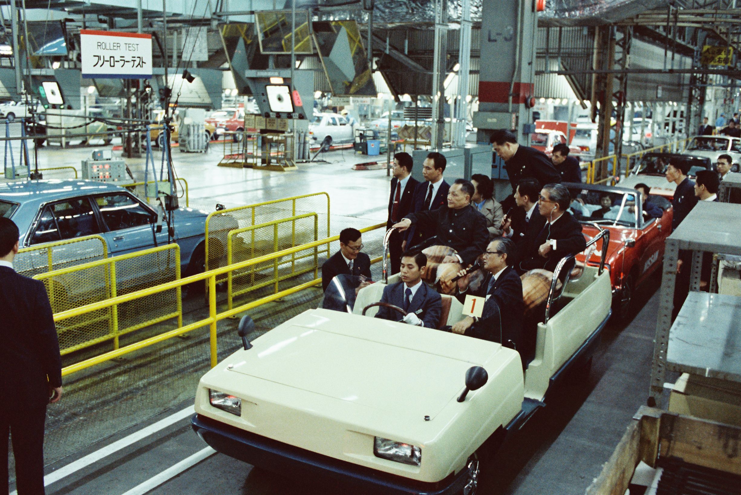 時任中國國務(wù)院副總理鄧小平參觀日產(chǎn)汽車工廠